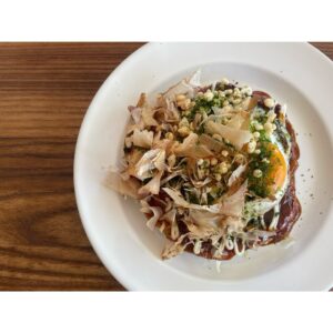 Ayako Yoshitani Instagram - 両親が関西なので、小さい頃からよくお好み焼きを食べていました🤎

うちのお好み焼きは、
お出汁、山芋or長芋、卵、キャベツ、ネギ、干しエビ、何かしらの魚介類(エビとかイカとかホタテとか)、小麦粉を混ぜ混ぜ。

小麦粉をそこまで入れないので、少し柔いですが(それが嫌な人は小麦粉も普通に入れちゃって下さい！)
山芋や長芋を入れるおかげでふっくらです！

鉄板に生地を乗せたら、
天かすを乗せて、次に豚バラを乗せて、蓋をして。

良きときにひっくり返す！(ここ重要🧚‍♀️)

あとはお好みソース、マヨネーズ、青のり、鰹節など！

ここからは私流で、
目玉焼きと、天かすをつけます！

我が家のお好み焼きは、
本当に好きで大好きで、
はぁ、美味しいご飯は幸せ🍚

#お好み焼き