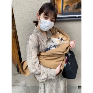 Ayako Yoshitani Instagram - 春ですね☺️

桜が沢山咲いてて、
ポカポカ暖かくて、
とても気持ちがいい😌

コンタがお散歩中、
『抱っこ、抱っこ』になっちゃって
急遽自分の上着で抱っこ紐作ったら
コンタ寝ちゃいました。笑