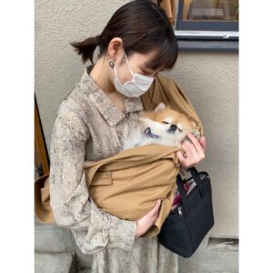 Ayako Yoshitani Instagram - 春ですね☺️

桜が沢山咲いてて、
ポカポカ暖かくて、
とても気持ちがいい😌

コンタがお散歩中、
『抱っこ、抱っこ』になっちゃって
急遽自分の上着で抱っこ紐作ったら
コンタ寝ちゃいました。笑