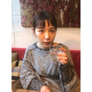 Ayako Yoshitani Instagram - 昨日は江戸モアゼルご視聴ありがとうございました！

そして
髪の毛の答え合わせ〜

とりあえず暗くして
長さ変えませんでした！

まあ、ゆくゆくは短くするけれど😌

久々の黒髪に戻ったーー！

#久々の黒髪にドギマギ
#打ち合わせにて