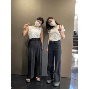 Ayako Yoshitani Instagram - 現場ではるかちゃんとずっと一緒にいたので、
喋る言葉や、
仕草まで似てきていて、

ついに私服まで被っていました🙊

そんな、舞いあがれ！明日もお楽しみに✈️