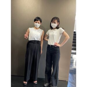 Ayako Yoshitani Instagram - 現場ではるかちゃんとずっと一緒にいたので、
喋る言葉や、
仕草まで似てきていて、

ついに私服まで被っていました🙊

そんな、舞いあがれ！明日もお楽しみに✈️
