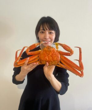 Ayako Yoshitani Instagram - お久しぶりです⭐︎

みなさん、お元気ですか？

更新をサボるとサボり続けてしまう癖を直さなければ、、、。

最近美味しかった、
福井県のめちゃくちゃ大きい蟹🦀

シンプルに
ポン酢で食べて、
残りは
出汁をとって、味噌汁にしたら旨味凄すぎ味噌汁ができました🥹

もう少しで情報解禁だと思いますが、
毎日、頑張って撮影しております！
お楽しみに🙂‍↕️