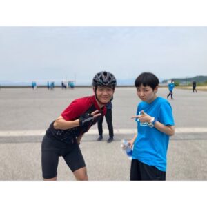 Ayako Yoshitani Instagram - 今週も「舞いあがれ！」　
ご視聴ありがとうございました✈️

来週、岩倉が本当に頑張ってくれてます！お楽しみに！

鶴田先輩こと、足立くんと！

#舞いあがれ