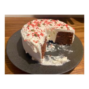 Ayako Yoshitani Instagram - せっかくのバレンタインなので

チョコケーキ作りましたっ

って言っても見た目大きいドーナツだけど。。笑

残りは大家さんご夫婦にお裾分けします🥰

皆さんも素敵な１日になりますよーに😌

#バレンタイン
#Valentine