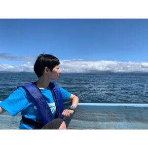 Ayako Yoshitani Instagram - 明日から「舞いあがれ！」
なにわバードマン、由良冬子登場いたします。

翼にかける青春、是非ご覧ください✈️

ちなみにこの写真は、
刈谷先輩こと真宙君にかっこよく撮ってもらったつもりが、めちゃくちゃ眩しそうになってしまった私です。

#舞いあがれ