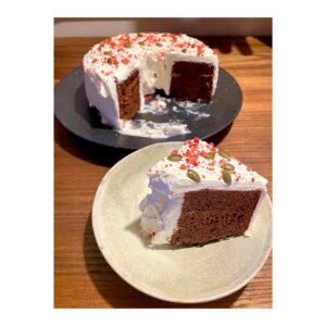 Ayako Yoshitani Instagram - せっかくのバレンタインなので

チョコケーキ作りましたっ

って言っても見た目大きいドーナツだけど。。笑

残りは大家さんご夫婦にお裾分けします🥰

皆さんも素敵な１日になりますよーに😌

#バレンタイン
#Valentine