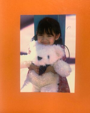 Ayako Yoshitani Instagram - 遅くなりましたが、
吉谷彩子9月26日で30歳になりましたー！☺️

思うことは沢山ありますが、、

ここで
ちょこっと昔話を。

私が幼稚園の時、
親友の『ゆみちゃん』という女の子がいました。

でも、親友のゆみちゃんは、
小学校に上がるタイミングで遠くへお引っ越ししてしまったんです。

その後少しは会えたのですが、
大人になるにつれ、会う機会もどんどん減ってしまいました。

すると最近久しぶりにゆみちゃんから連絡が来ました。

「この度結婚することになりました！そして、私の宝物を送るね！」

そこには、私が小学校一年生頃の雑誌のインタビュー記事と写真がありました。

その当時の写真と
雑誌の切り抜きを
ゆみちゃんは未だに大事に持っていてくれていたんです。

線が引いてあるのは、
きっと、小学校のゆみちゃんでも分かりやすいように、おばあちゃんが引いたのかな。

そんな事を色々考えていると
本当に色々な感情が込み上げてきて
ぶわーって暖かい気持ちになって
心がぎゅーってなりました。

子供ながらに、
一生懸命ゆみちゃんの気持ちを答えてて、
我ながら可愛いなと思いました。笑

大人になるにつれ、
当たり前の事への感謝が少なくなったり
好きなものが減ってむしろ嫌いなものが多くなってきたり、
すごく生きにくいと感じたりもするけど、

でもこうして、
暖かい気持ちになるだけで
生きててよかったなぁとか
幸せだなって思います^ ^

30代も、楽しく生きていこうと思います。

ゆっくりと、自分のペースで、
これからも、地道にやっていこうと思います！

吉谷彩子