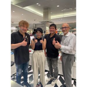 Ayako Yoshitani Instagram - 今年も高村刃物の皆様にお会いするべく、銀座三越に行ってきました！

そして包丁に私の名前を掘っていただきまして、、
この技術がまた、本当にものすごいんです...(2枚目見てください🙊)

自分のお気に入りの包丁を一本持っているだけで
料理する楽しみがすごく増えて、
とても幸せな気持ちになりますね。

これからもずっと愛用させていただきます！

9.27までやっているそうなので、
皆さんも是非☺️

#高村刃物
#高村刃物製作所