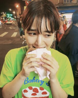 Ayako Yoshitani Instagram - ずっと行ってみたかった台湾の夜市🤍
お祭りのように賑やかで、華やかでした☺️

私が行ったのは、松山の饒河街觀光夜市！

ここの、胡椒餅はミシュランにも選ばれたんですって！！
熱々で、すごく美味しかったです😭

#饒河街觀光夜市
#胡椒餅