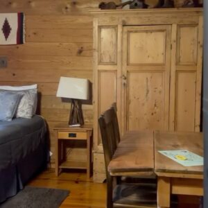 Ayame Tachibana Instagram - Three rivers Sequoia Airbnb🫎
📍sequoia river guest ranch

Overnight stays are available 
at a ranch across the river 
from Sequoia National Park💛

There are 5 cabins, and it is a hidden secluded spot where you can hike around the ranch and play in the river.🐉🌊

---

セコイア国立公園の
川の反対側にある牧場

【セコイア・リバー・ゲスト・ランチ】では

宿泊ができます💛

⚫︎隠れた秘密基地
⚫︎ビンテージ可愛い
⚫︎水道水がflesh Water
⚫︎5つのキャビン
⚫︎牧場内をハイキング可
⚫︎敷地内の川で遊べる
⚫︎山の雪溶け水
⚫︎国立公園の隣
⚫︎龍のエネルギー

セコイア国立公園に行くときは
宿泊おススメします💛

山の雪溶け水で泳いだり
国立公園では出来ない遊びが
川の反対側に泊まればできる⭕️

⚠️電波がないので
Wi-Fiが🛜あるうちに
宿のオーナーと連絡取り合うように💡

#sequoiariverguestranch 
#セコイヤリバーゲストランチ　
#sequoianationalpark 
#セコイア国立公園 
#sequoia #セコイア　
#threerivers