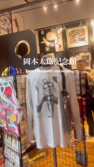 Ayame Tachibana Instagram - Japanese famous artist Taro Okamoto🎨
I’m really like his art and life 🙏✨

「ぼくが芸術というのは

生きることそのものである。

人間として最も強烈に生きる者

無条件に生命をつき出し爆発する。

その生き方こそが

芸術なのだということを強調したい。

【 芸術は爆発だ 】

これは随分前からの私の信念であり

貫いてきた生き方だ。

全身全霊が宇宙に向かって

無条件にパーッとひらくこと。

それが爆発だ。

人生は本来、瞬間瞬間に、

無償、無目的に爆発しつづけるべきだ。

いのちの本当のあり方だ。」

📕　岡本太郎『自分の中に毒を持て』より

-----

"Art, as I see it, is the very act of living.

Those who live most intensely as human beings

unconditionally thrust forth life and explode.

I want to emphasize that this way of living

is art itself.

Art is an explosion.

This has been my belief for a long time

and the way I have lived my life.

With all my body and soul, I open up unconditionally

toward the universe.

That is the explosion.

Life, by its very nature, should continuously explode

without charge, without purpose.

That is the true essence of life."

— From Taro Okamoto's
 "Keep the Poison in You"

#tarookamoto #岡本太郎
#岡本太郎記念館　#tarookamotomuseum