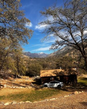 Ayame Tachibana Instagram - Three rivers Sequoia Airbnb🫎
📍sequoia river guest ranch

Overnight stays are available 
at a ranch across the river 
from Sequoia National Park💛

There are 5 cabins, and it is a hidden secluded spot where you can hike around the ranch and play in the river.🐉🌊

---

セコイア国立公園の
川の反対側にある牧場

【セコイア・リバー・ゲスト・ランチ】では

宿泊ができます💛

⚫︎隠れた秘密基地
⚫︎ビンテージ可愛い
⚫︎水道水がflesh Water
⚫︎5つのキャビン
⚫︎牧場内をハイキング可
⚫︎敷地内の川で遊べる
⚫︎山の雪溶け水
⚫︎国立公園の隣
⚫︎龍のエネルギー

セコイア国立公園に行くときは
宿泊おススメします💛

山の雪溶け水で泳いだり
国立公園では出来ない遊びが
川の反対側に泊まればできる⭕️

⚠️電波がないので
Wi-Fiが🛜あるうちに
宿のオーナーと連絡取り合うように💡

#sequoiariverguestranch 
#セコイヤリバーゲストランチ　
#sequoianationalpark 
#セコイア国立公園 
#sequoia #セコイア　
#threerivers
