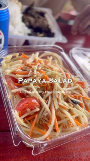 Ayame Tachibana Instagram - Sooo amazing Papaya salad here🥗

🌟週末限定OPEN🌟

パホアに行く途中にある、ラバタイフードの
パパイヤサラダが絶品激ウマだよお☺️✨

#ラバタイフード　#週末限定
#lavathaifood #papayasalad 
#hawaiibigisland #ハワイ島