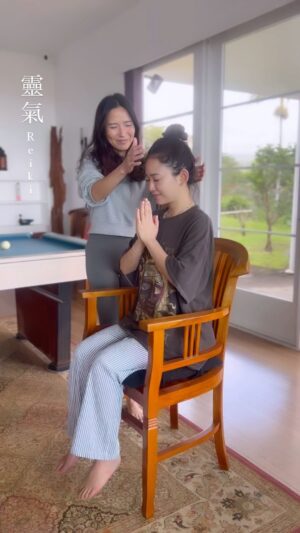Ayame Tachibana Instagram - We've completed Reiki training with Yukie-san and are now able to practice as healers. Excited to embark on this journey of healing☺️🌸

ハワイ島のレイキマスター
@yukie__hawaii から

レイキの伝授をしてもらいました🙏✨

With @07nach 

🌟実際体験してみて

⚫︎レイキ伝授の作法が、神社の巫女舞⛩️のような
美しい動きで鳥肌が立ちました。

⚫︎頭に通るパイプをクリアにしてもらう時
頭上をぐるぐる🌀と引き上げられる感覚になって
(触れてない状態で)

これがレイキなのか！！！
と、感動🥹💓

⚫︎人を癒したいなら
「自分自身を癒すことが先」

という基礎の教えから
セルフラブ/自己愛の練習にもなります。

⚫︎レイキは、ヨガと瞑想を足して
そこにイメージワークがつく感じ。
レイキは哲学、生き方。

⚫︎日本発祥のレイキ
日本人の基礎に戻る感覚。

-----

実際にレイキの伝授を見て、感じて
イメージがガラっと変わりました。

戦後GHQに禁止されたレイキ。
改めて日本の伝統だなぁって🙏🇯🇵

-----

⭕️受講内容

邪気払いや、土地の浄化方法
オーラの守り方も教えてくれます🙏✨

人混み、パーティーやフェスに行く人こそ、
邪気払いを学ぶと

生き霊や変な霊を
自分でおはらいできるようになるよ🙏✨

-----

🌸zoom オンラインで世界中どこでも
受講が可能です。

セルフラブの第一歩として
興味あるかたは、是非ゆきえさんに
連絡してみてください😉💓

@yukie__hawaii 

#レイキ #ハワイ島　#伝授
#Reiki #Healing #NewBeginnings"