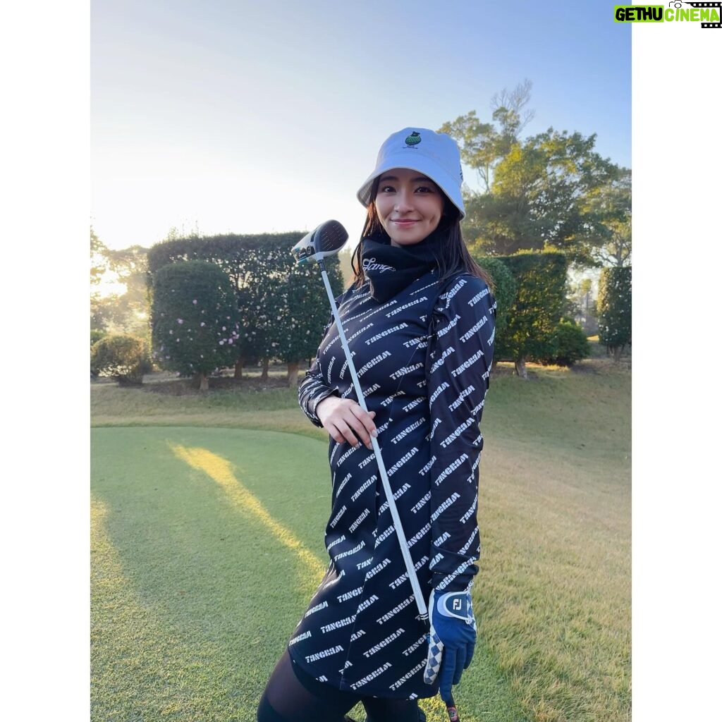 Ayame Misaki Instagram - 久しぶりのゴルフコンペ⛳️🏌️‍♀️ スコアは102で8.9叩いたりしてしまったけど200yard超えのドラコンチャンスが2回もあって、嬉しかった〜🤍 今年は3回？しかゴルフ行けなかったからもう少し行きたいなぁ。 tangramからワンピース出たから即Get!!中に同じ柄のインナー着てるよん。クラブはテーラーメイドのSIM2maxDを使ってます。 👗 @tangram_tokyo 🏌️‍♀️ @taylormade_golf_japan #golf #golfr #golf初心者 #🔰 #ゴルフ #ごるふ女子 #🏌️‍♀️ #⛳️ #ゴルフコンペ