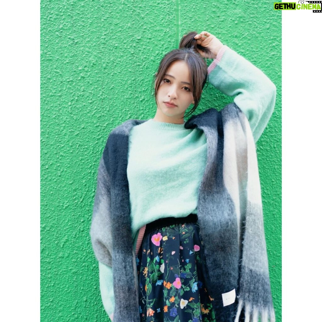 Ayame Misaki Instagram - Miss Green day💚💚💚 今日はとっても寒かったぁ。 何枚目がすき？ 📷 @r.ph0923 👚 @noisemaker_jpn 🧣 @noisemaker.ceo.designer #ootd #fashion #ootdfashion #camera #photo #photography #photooftheday #photographer #しふく#私服