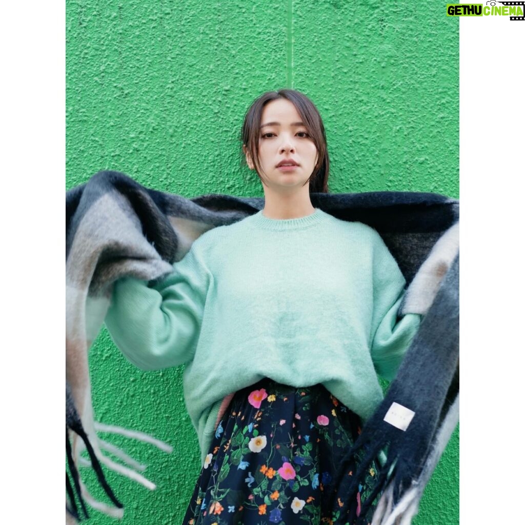 Ayame Misaki Instagram - Miss Green day💚💚💚 今日はとっても寒かったぁ。 何枚目がすき？ 📷 @r.ph0923 👚 @noisemaker_jpn 🧣 @noisemaker.ceo.designer #ootd #fashion #ootdfashion #camera #photo #photography #photooftheday #photographer #しふく#私服