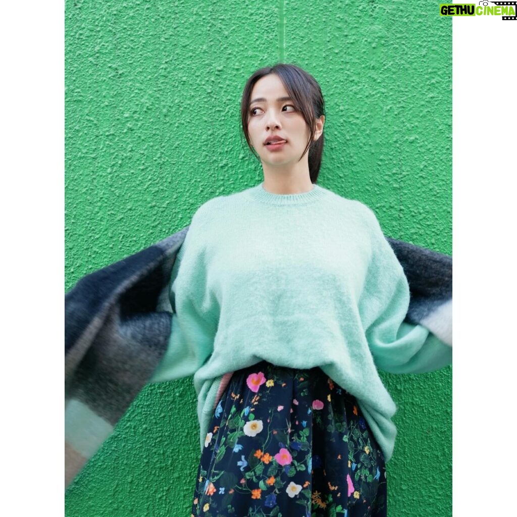 Ayame Misaki Instagram - Miss Green day💚💚💚 今日はとっても寒かったぁ。 何枚目がすき？ 📷 @r.ph0923 👚 @noisemaker_jpn 🧣 @noisemaker.ceo.designer #ootd #fashion #ootdfashion #camera #photo #photography #photooftheday #photographer #しふく#私服