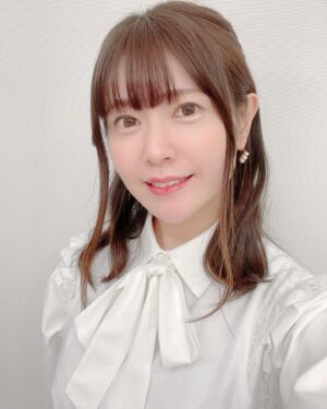 Ayana Taketatsu Instagram - 『勇者が死んだ！』
放送直前生放送の時のお写真🤳
白い服って、きもちがシャキッとするのでついつい選びがちなのです。
ぱーーん！と清々しい白さを見ると、本番頑張るぞー！と気合いが入る魔法の色。

٩( ᐛ )وヤァー！

٩( ᐛ )و٩( ᐛ )و٩( ᐛ )و