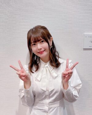 Ayana Taketatsu Instagram - 『勇者が死んだ！』
放送直前生放送の時のお写真🤳
白い服って、きもちがシャキッとするのでついつい選びがちなのです。
ぱーーん！と清々しい白さを見ると、本番頑張るぞー！と気合いが入る魔法の色。

٩( ᐛ )وヤァー！

٩( ᐛ )و٩( ᐛ )و٩( ᐛ )و