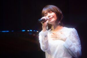 Ayana Taketatsu Instagram - 本日のライブ。
すごく幸せそうに歌っている。
いつの間にかこんな顔して歌えるようになっていたんだね。

#あやな公国
#竹達彩奈