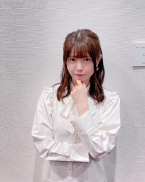 Ayana Taketatsu Instagram - 『勇者が死んだ！』
放送直前生放送の時のお写真🤳
白い服って、きもちがシャキッとするのでついつい選びがちなのです。
ぱーーん！と清々しい白さを見ると、本番頑張るぞー！と気合いが入る魔法の色。

٩( ᐛ )وヤァー！

٩( ᐛ )و٩( ᐛ )و٩( ᐛ )و