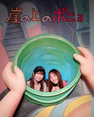 Ayana Taketatsu Instagram - 夏の思い出🌻
がっきゅとジブリ展へ。
大好きな世界に浸りました！
ポニョのらーめん食べたり、
コラボドリンク飲んだり。
大きな王蟲は圧巻！！

楽しかったなぁ。