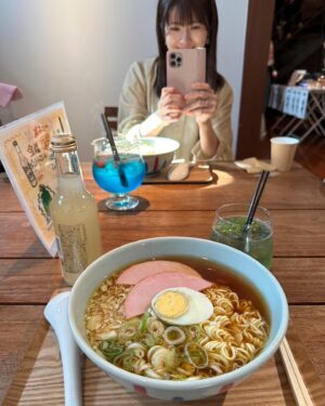 Ayana Taketatsu Instagram - 夏の思い出🌻
がっきゅとジブリ展へ。
大好きな世界に浸りました！
ポニョのらーめん食べたり、
コラボドリンク飲んだり。
大きな王蟲は圧巻！！

楽しかったなぁ。