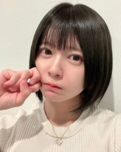 Ayana Taketatsu Instagram - 髪色暗くしたらつやつやになって嬉しい👩🏻✨ 姫カットボブお気に入りです。 （ピースになりきれない謎のポーズと目に光がない写真。笑）
