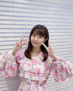 Ayana Taketatsu Instagram - 先日のイベントの時のお写真。
こういう花柄、最近あんまり着てなかったので新鮮！

#ADELLY
#あやちの衣装
