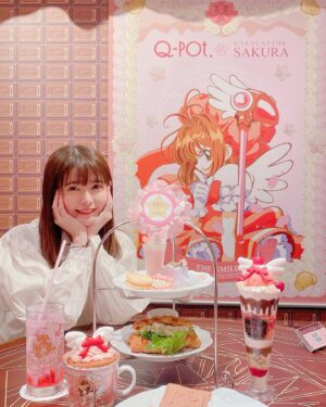 Ayana Taketatsu Instagram - ちょっと前の話ですが、
Q-potカフェ×カードキャプターさくらコラボに行ってきました🎀
店内さくらちゃんだらけで可愛いかったし、楽曲も主題歌だけじゃなくキャラソン沢山かかってて最高だった…！！（全部歌えるオタク）
推し活としてグッズは一つずつ注文したのですが、とにかく全部可愛いくて…！
ネックレスもディティール細かくて感動😂
最高の時間でした✨
クリアカード編も好きだけど、このクロウカード編とさくらカード編あたりの絵は子供の頃を思い出してテンション上がります！！

#カードキャプターさくら
#Q-pot