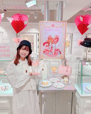Ayana Taketatsu Instagram - ちょっと前の話ですが、
Q-potカフェ×カードキャプターさくらコラボに行ってきました🎀
店内さくらちゃんだらけで可愛いかったし、楽曲も主題歌だけじゃなくキャラソン沢山かかってて最高だった…！！（全部歌えるオタク）
推し活としてグッズは一つずつ注文したのですが、とにかく全部可愛いくて…！
ネックレスもディティール細かくて感動😂
最高の時間でした✨
クリアカード編も好きだけど、このクロウカード編とさくらカード編あたりの絵は子供の頃を思い出してテンション上がります！！

#カードキャプターさくら
#Q-pot