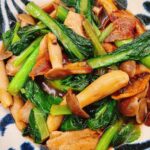 Ayana Taketatsu Instagram - ふるさと納税の返礼品のお野菜を使って料理しました！ どっさり野菜嬉しい〜✨ 京野菜です！ しめじと小松菜のオイスターあんかけ 花菜の胡麻和え 里芋の煮っころがし お写真には写ってないけど、 お味噌とお米も入ってて本当に満足だった…🌸 地元埼玉や近江八幡市さんにもふるさと納税しました。笑 返礼品楽しみだな〜☺️ #あやちごはん