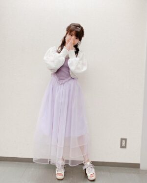 Ayana Taketatsu Instagram - 本日のお衣装。二乃の紫💜
（最後の写真はくしゃみが出そうで出なかった時のわたし…☺︎）

夏だねぇ、暑いね🌻
今年の夏は５つ子ちゃんと元気に過ごしてね🍉