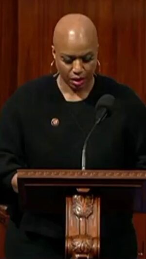 Ayanna Pressley Instagram - @walgreens’ closures of pharmacies in Roxbury, Mattapan & Hyde Park are not arbitrary or innocent.

They are disruptive, life-threatening acts of racial & economic discrimination.

As a multi-billion-dollar corporation, they must stop divesting from Black & brown communities.