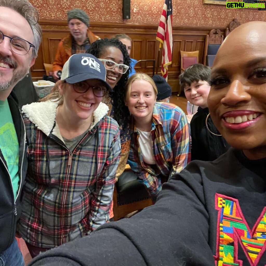 Ayanna Pressley Instagram - An incredible afternoon in Cambridge volunteering with @mhh365, @mybrotherskeeper617, @ywcausa, and @csquarechurch for their 14th annual MLK Day of Service and Learning. Few better ways to honor Dr. King than helping to ensure our community members have the resources and support they need.