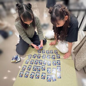 Ayano Kawamura Instagram - 今日は#さかなの日🐟

お魚の表面の模様や色のみで何のお魚かを当てる
さかなかるた！
この間植村さんとタコちゃんと遊びました🐙

鱗の凹凸感や輝きも再現されていて
お魚好きにはたまらないかるたでした🥹🤍

タコちゃんが持ってた
深海生物トランプで神経衰弱したんですけど、
まさかの3人引き分けの結果になりました😂

楽しかった〜☺️

#アンジュルム#ANGERME#川村文乃#さかなかるた