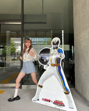 Ayano Kawamura Instagram - この間
#デカレンジャー 見に高知帰ってました！！

高知の帯屋町もデカレンジャーで賑わっちゅう🏳️

スタンプラリーもしてきました🧏🏻‍♀️
景品のステッカーキラキラしちょってかわいいが😉🌟
高知市のロゴがお魚でかわいい🥰🐟

ずっと行きたかった
#海洋堂スペースファクトリーなんこく にも行けて満足☺️

#デカ20th#川村文乃#アンジュルム#ANGERME