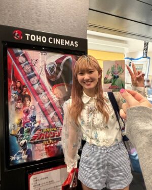 Ayano Kawamura Instagram - 『特捜戦隊デカレンジャー20th 
ファイヤーボール・ブースター』

入場者プレゼントのオリジナルビジュアルカード
モクミスが出るのは今日13日までです！！

 
ぜひモクミスGETしてください😉🪴
(友達がモクミスひいてた✌️)
私はデカブルー！！

#ANGERME#アンジュルム#川村文乃#デカレンジャー#デカ20th
