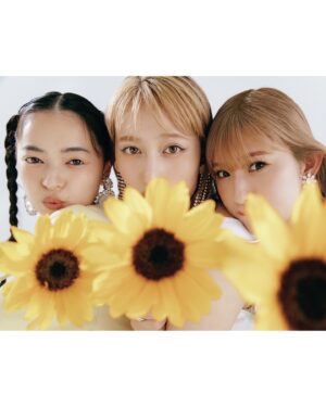 Ayano Kawamura Instagram - CanCam7月号

アンジュルム全員で
Welcome to ANGERME World♡のページに🌻

ANAさんの仕事着を着て羽田空港で
グラハン女子にもなっています✈️

チェックお願いします📕
#ANGERME#アンジュルム#川村文乃#CanCam