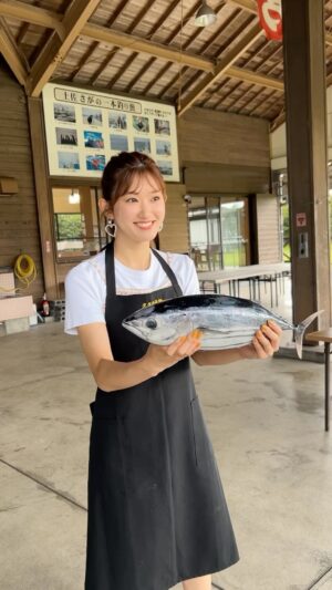 Ayano Kawamura Instagram - 黒潮一番館で
かつおのタタキ作り🔪
#半島の美味しいおとりよせ100 
#ANGERME#アンジュルム#川村文乃