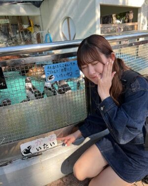Ayano Kawamura Instagram - #桂浜水族館

桂浜水族館の公式マスコットキャラクターの
おとどちゃんが案内をしてくれました！

高知色が強くてユニークな水族館です😂

エサやりも楽しいですし
コツメカワウソ、アシカ、ペンギン、カピバラなどかわいい動物がたくさんです🦭

サイン書かせてもらったので探してみてね😉
#ANGERME#アンジュルム#川村文乃#かむ高知観光#高知県#高知市#えいね高知市