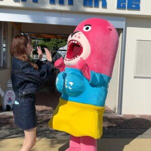 Ayano Kawamura Instagram - #桂浜水族館

桂浜水族館の公式マスコットキャラクターの
おとどちゃんが案内をしてくれました！

高知色が強くてユニークな水族館です😂

エサやりも楽しいですし
コツメカワウソ、アシカ、ペンギン、カピバラなどかわいい動物がたくさんです🦭

サイン書かせてもらったので探してみてね😉
#ANGERME#アンジュルム#川村文乃#かむ高知観光#高知県#高知市#えいね高知市