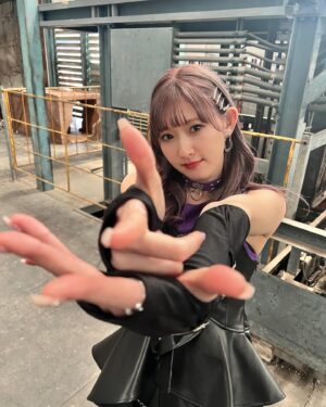 Ayano Kawamura Instagram - 6/12release
「美々たる一撃」のMVが公開になりました🔫💜

#ANGERME#アンジュルム#川村文乃#衣装