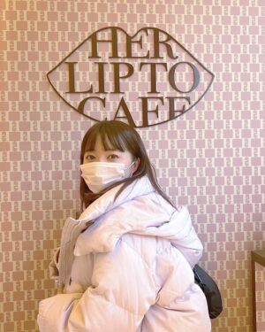 Ayasa Ito Instagram - かなりの時差投稿🥲
お正月に実家帰った時に行ってきました！
her lip toのアフタヌーンティー🫖🤍
センスの塊すぎた…見た目だけでなくお味も最高🥹
特にグラスに入ったデザートがセンス溢れる組み合わせでほんんとに美味しかった…！
京都の仲良しの子と行って、近況報告も楽しかったです✌️
この日寒すぎて初売りで友達に似合いそうって言われたアウターで買った😂いい思い出😂
#herlipto
#wosaka 
#アフタヌーンティー