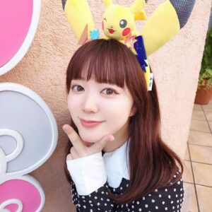 Ayasa Ito Instagram - ピカチュウといっしょ☺️☺️☺️
#usj #ユニバ
#マリオ入れず
#ピカチュウ 
#涙出るくらい可愛かった