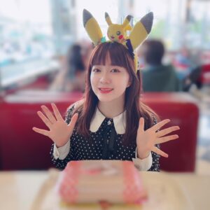 Ayasa Ito Instagram - ピカチュウといっしょ☺️☺️☺️
#usj #ユニバ
#マリオ入れず
#ピカチュウ 
#涙出るくらい可愛かった