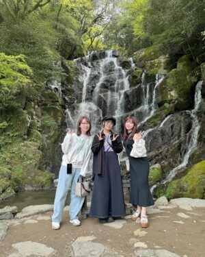 Ayasa Ito Instagram - らかんの湯、最高でした🍊🍮
かなり高温で、ロウリュしがいのあるサウナ🧖‍♀️
有名な真っ白のサウナでは、キューゲルを贅沢にダブル使いするとみかんとハッカのいい香りが…☺️床までアチアチだったからキューゲル必須‼️でした‼️
薪サウナはロウリュ投げが面白すぎた😂薪は個人的に朝に入るのが好きでした🎶
そして外で開放的にととのうことができて最高だったーーー🥹🥹
こりゃあまた"還ってきたくなるサウナ"なわけだ…
夜の茶屋バーも幻想的で最高すぎた🥹
翌日は糸島にもいったよ🎶
次はもうちょいひんやりしてる時期にもいってみたいな！
YouTubeにvlog載せてるからみてみてねー🎶
