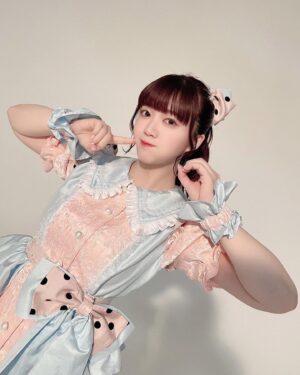 Ayasa Ito Instagram - 衣装、可愛すぎる〜🥹🎀🩷🩵
髪型は意外と今までやってきてないポニーテールにしてみました🎶
グッズもお楽しみに🎶
@natsu_no_mizu 🩵
#あやさんきゅー #あやさちゃん10周年
